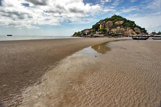 http://holeinthedonut.com/2012/09/13/nern-chalet-beachfront-hotel-hua-hin-thailand/