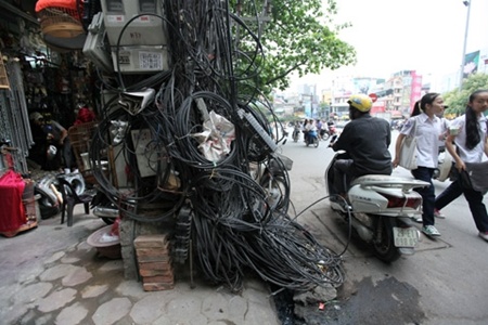 Hanoi replacing dangerous over head wires and cables