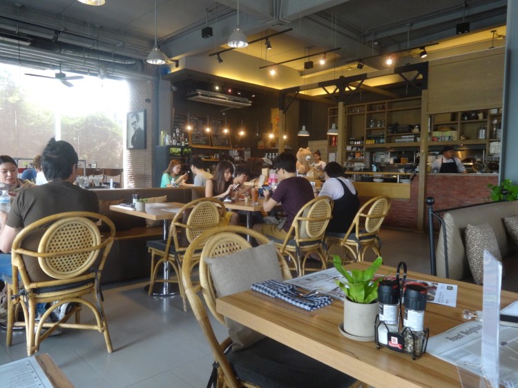 Bangkok Roast Cafe: Tables indoors