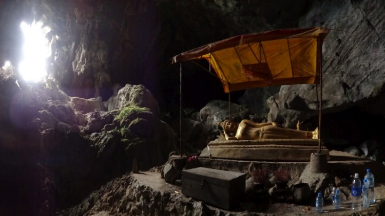 Vang Vieng - reclining Buddha in Tham Phu Kham Cave