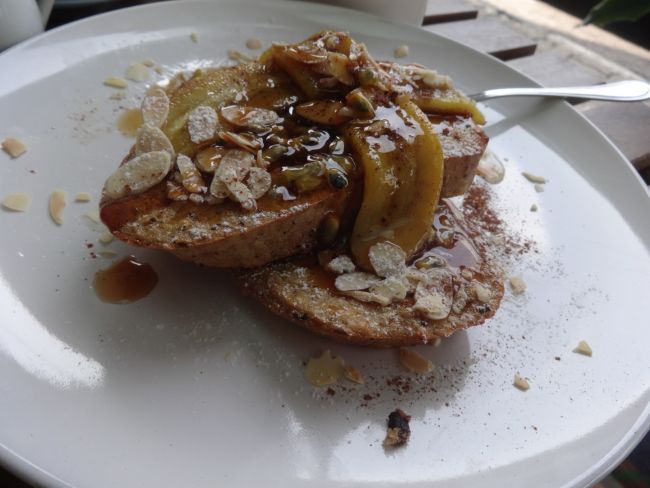 French toast – which is served with roasted bananas, almonds, and bacon: BreadFruits Cafe