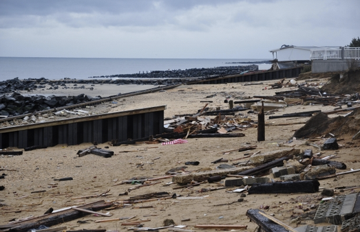 Philippines typhoon survivors plead for help